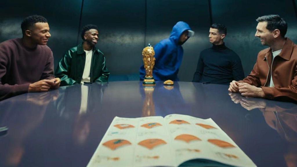 Leo Messi, Cristiano Ronaldo, Vinicius Jr i Kylian Mbappé en un spot publicitari de LEGO