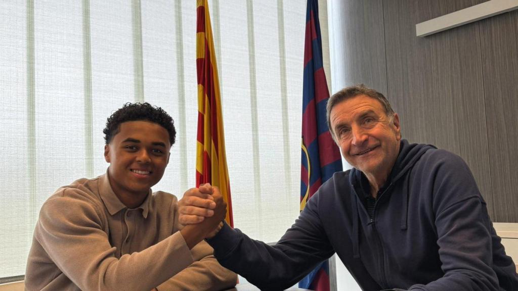 Shane Kluivert con Alexanko, después de firmar la renovación