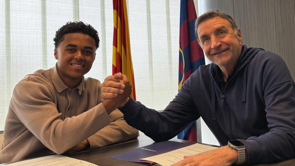 Shane Kluivert con Alexanko, después de firmar la renovación