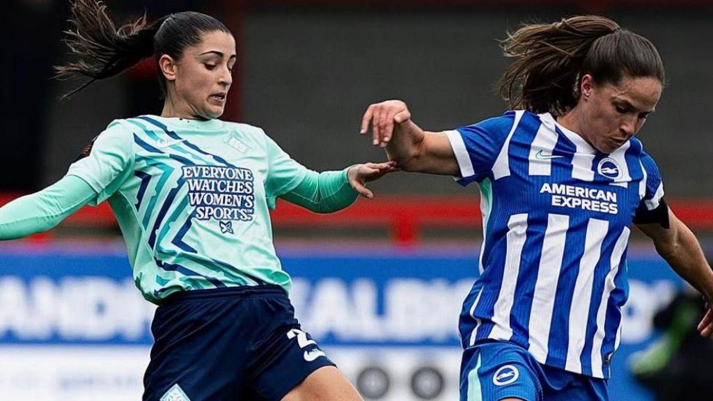Jana Fernández en un partit amb el London City Lionesses