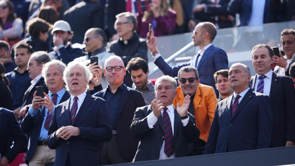 Josep Cubells, Joan Laporta y Rafa Yuste, en el palco del Spotify Camp Nou durante el Barça-Rayo Vallecano