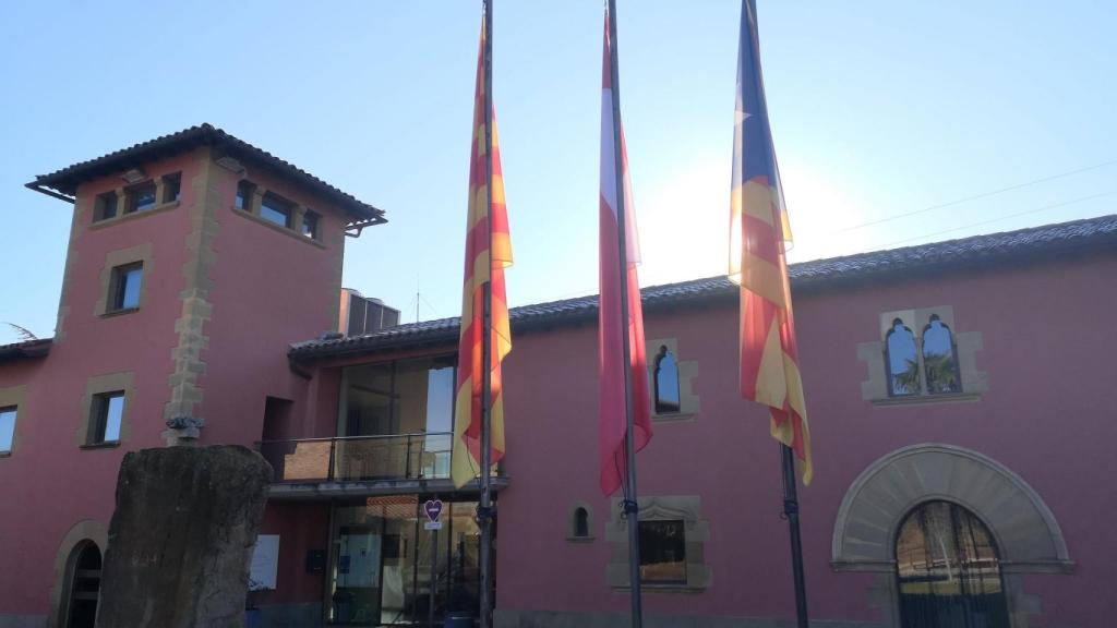 Sede del Ayuntamiento de Gurb (Barcelona), sin la bandera española y con la 'estelada' independentista a finales de 2023