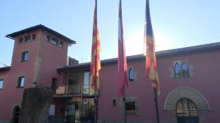 Sede del Ayuntamiento de Gurb (Barcelona), sin la bandera española y con la 'estelada' independentista a finales de 2023