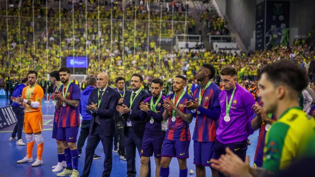 Els jugadors del Barça de futbol sala, capcots amb la medalla de plata després de la final de la Copa d’Espanya
