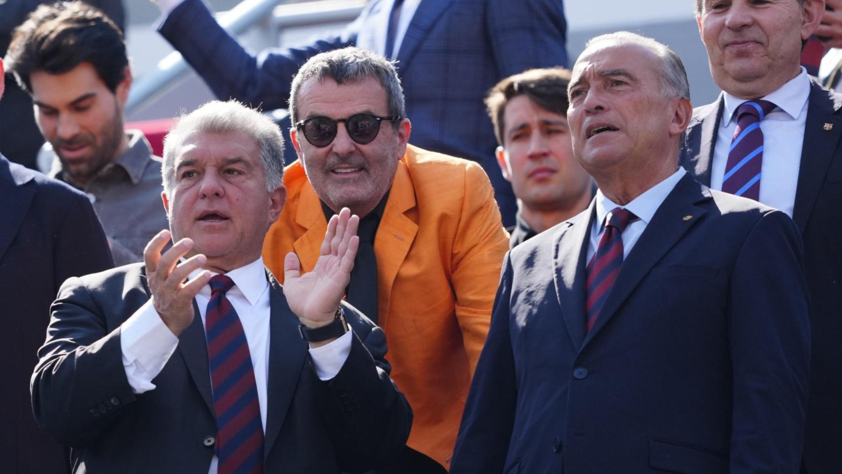 Josep Cubells, Joan Laporta y Rafa Yuste, en el palco del Spotify Camp Nou durante el Barça-Rayo Vallecano
