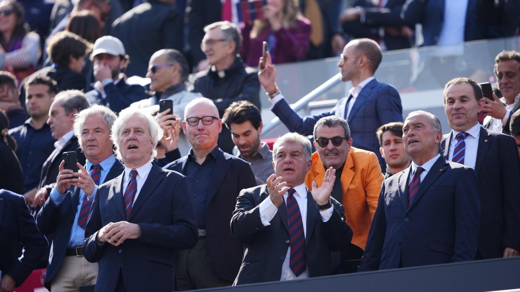 Josep Cubells, Joan Laporta y Rafa Yuste, en el palco del Spotify Camp Nou durante el Barça-Rayo Vallecano