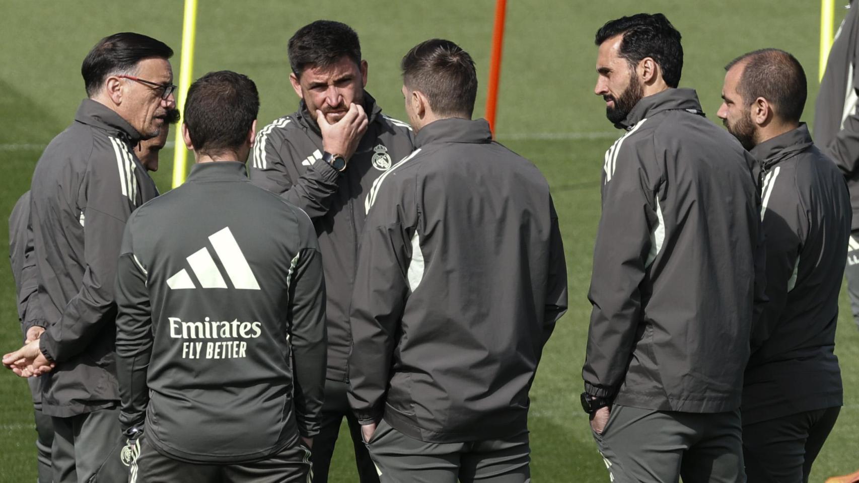 Álvaro Arbeloa y el resto del cuerpo técnico del Real Madrid, en un entrenamiento