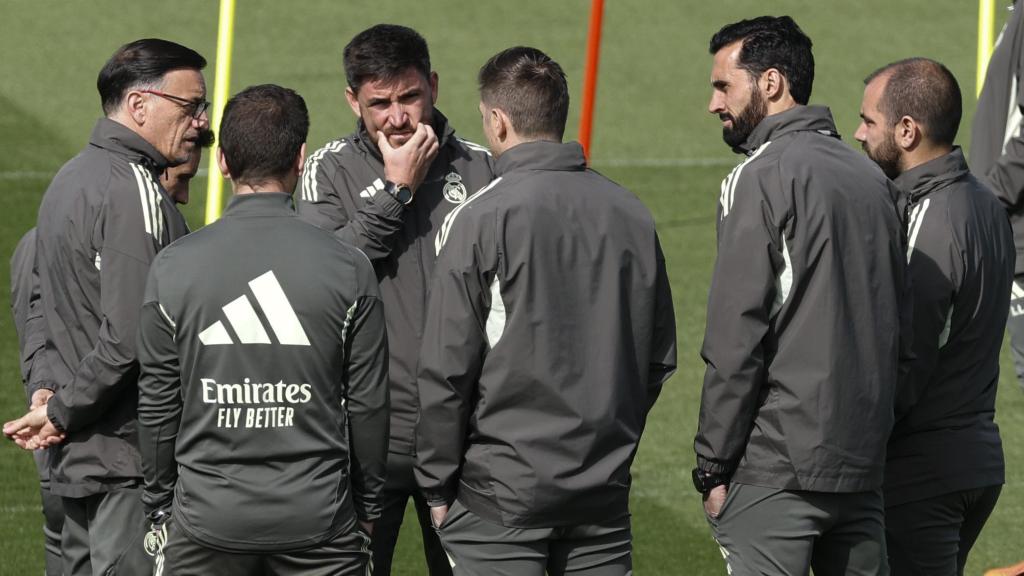 Álvaro Arbeloa y el resto del cuerpo técnico del Real Madrid, en un entrenamiento