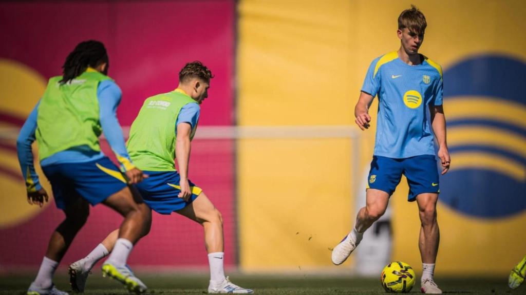 Tommy Marqués pasa el balón defendido por Jules Koundé en un entrenamiento previo al Atlético-Barça