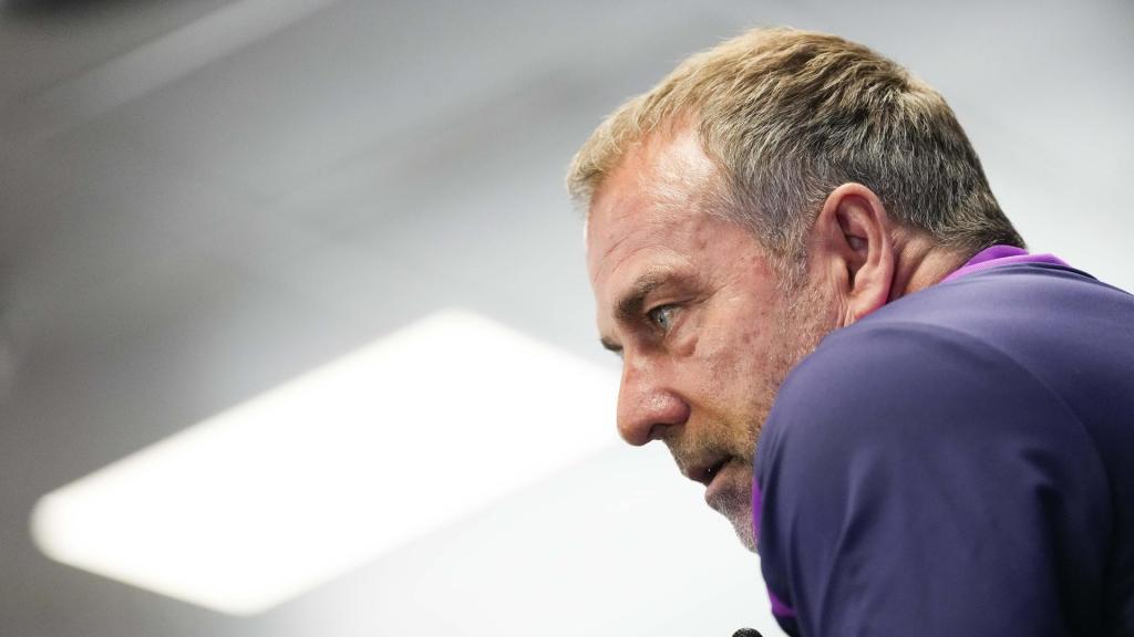 Hansi Flick atiende a los medios de comunicación antes del Atlético-Barça de Liga