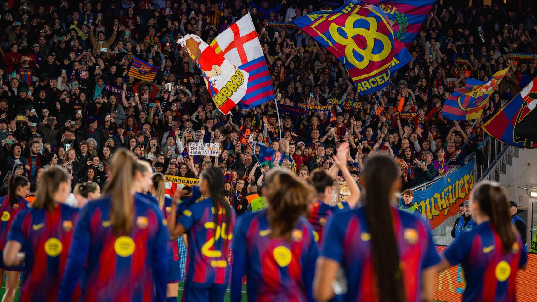 Las jugadoras del Barça Femenino celebran la victoria contra el Real Madrid en Champions frente a la Grada d'Animació