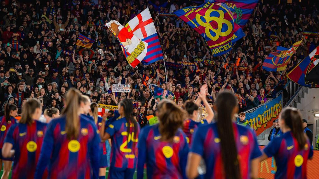 Las jugadoras del Barça Femenino celebran la victoria contra el Real Madrid en Champions frente a la Grada d'Animació