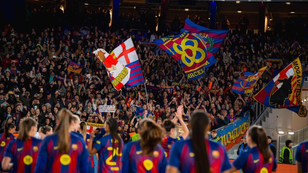 Les jugadores del Barça Femení celebren la victòria contra el Reial Madrid a la Champions davant la Grada d'Animació