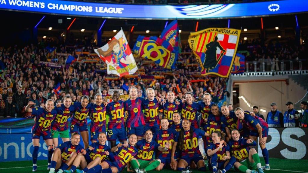 Les jugadores del Barça Femení celebren la victòria contra el Reial Madrid a la Champions davant la Grada d'Animació