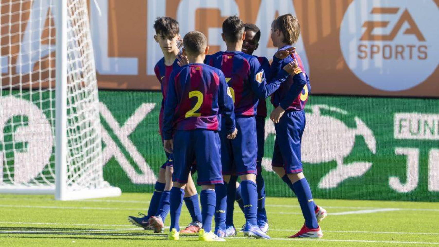 El equipo sub-12 del Barça celebra un gol en la Liga Futures