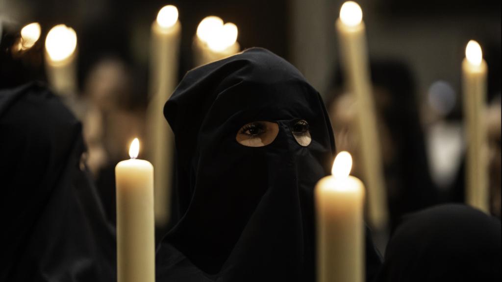 Una mujer vestida de nazarena durante el Domingo de Ramos