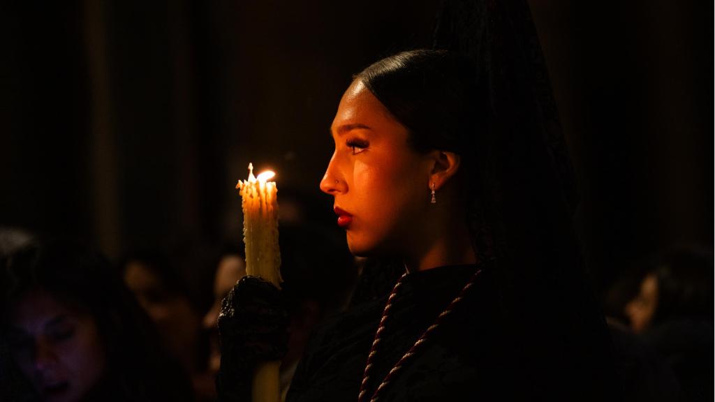 Una joven vestida de mantilla durante el Viernes de Dolores