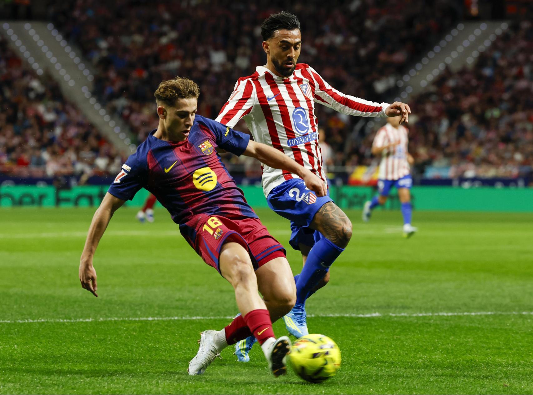 Fermín López tira a portería en el Atlético de Madrid-Barça
