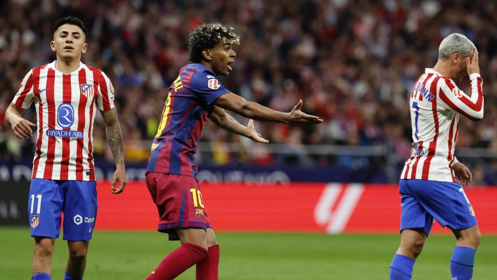 Lamine Yamal protesta al árbitro en el Atlético de Madrid-Barça