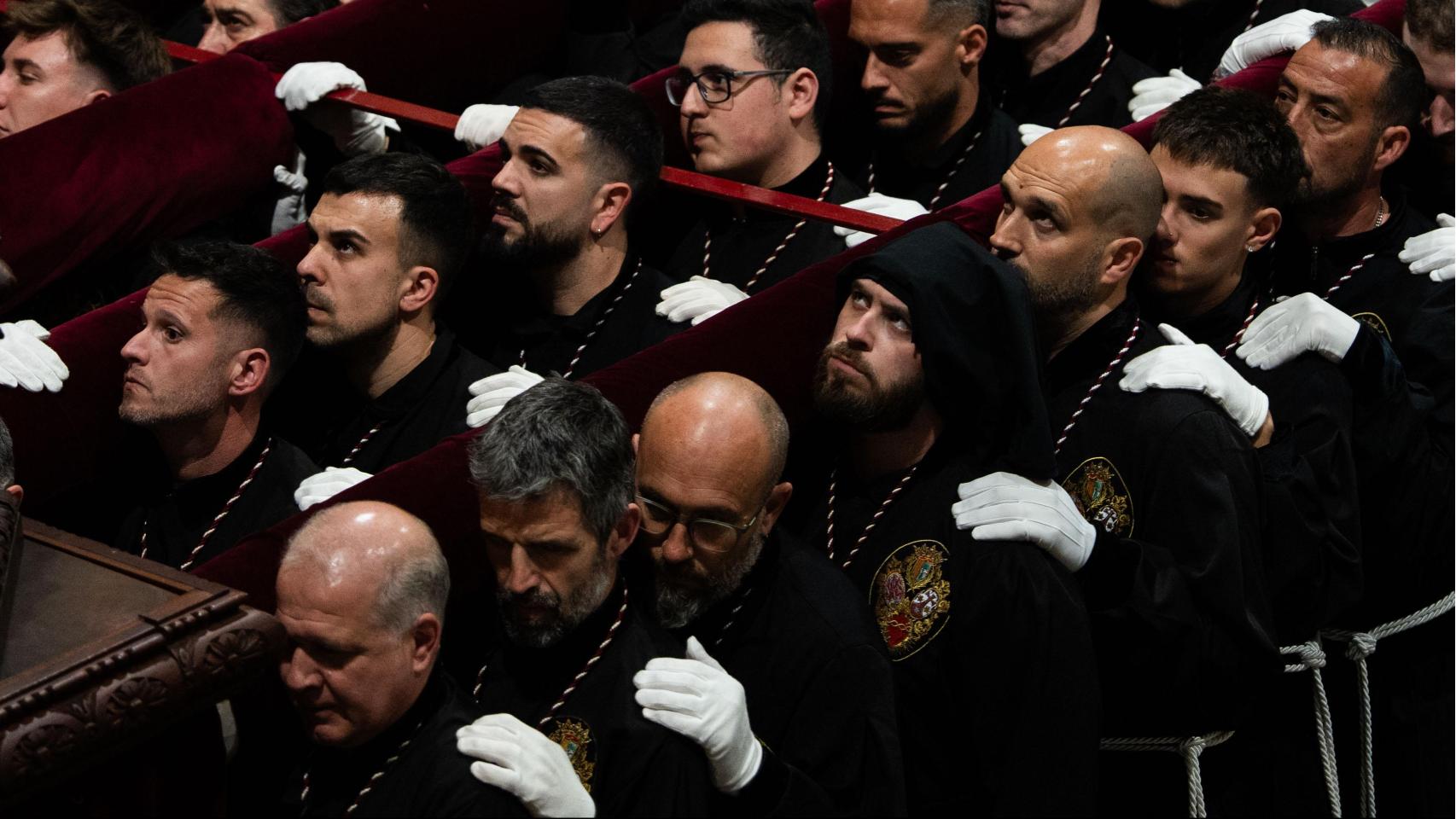 Varios portadores cargan el trono del Jesús Cautivo durante el Domingo de Ramos en Mataró