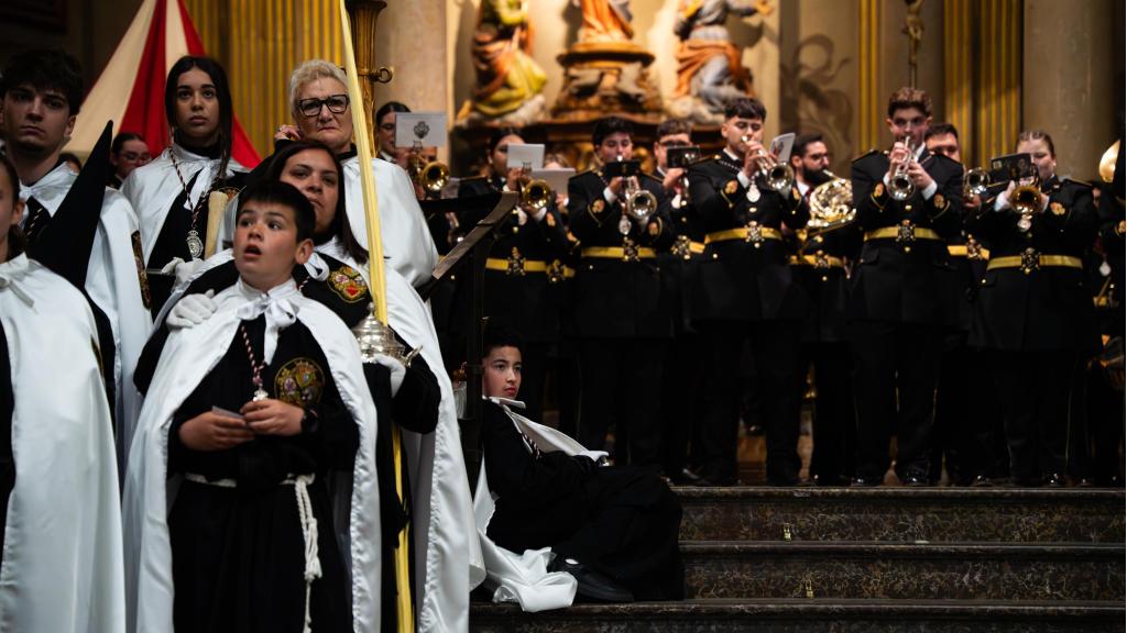L'Agrupació Musical rep el Jesús Cautiu a la Basílica de Santa Maria durant el Diumenge de Rams