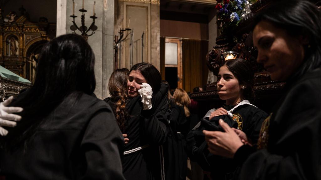 Dues portadores s'abracen després de la processó del Diumenge de Rams