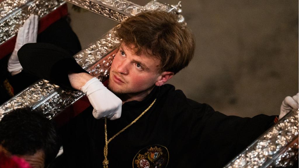 Un jove carrega el Jesús Cautiu durant el Divendres Sant