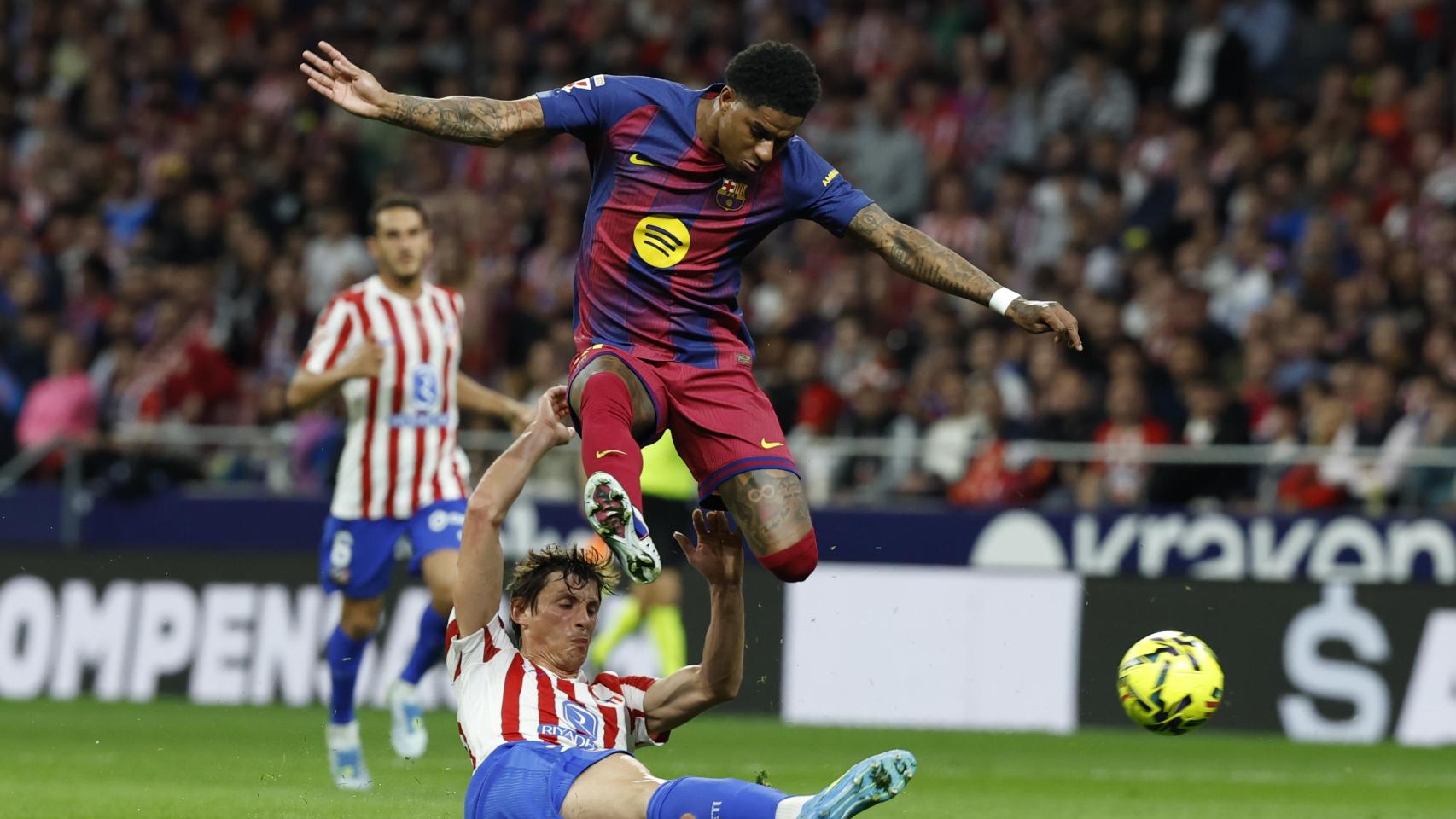 Marcus Rashford salta sobre Robin Le Normand en el Atlético de Madrid-Barça de la Liga