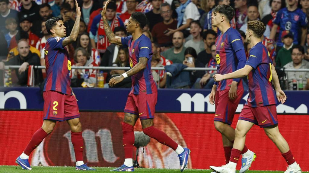 Els jugadors del Barça feliciten Marcus Rashford pel seu gol a l'Atlètic de Madrid
