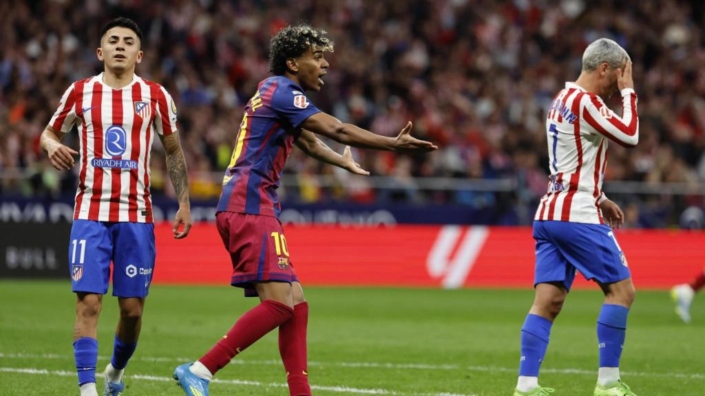 Lamine Yamal protesta al árbitro en el Atlético de Madrid-Barça