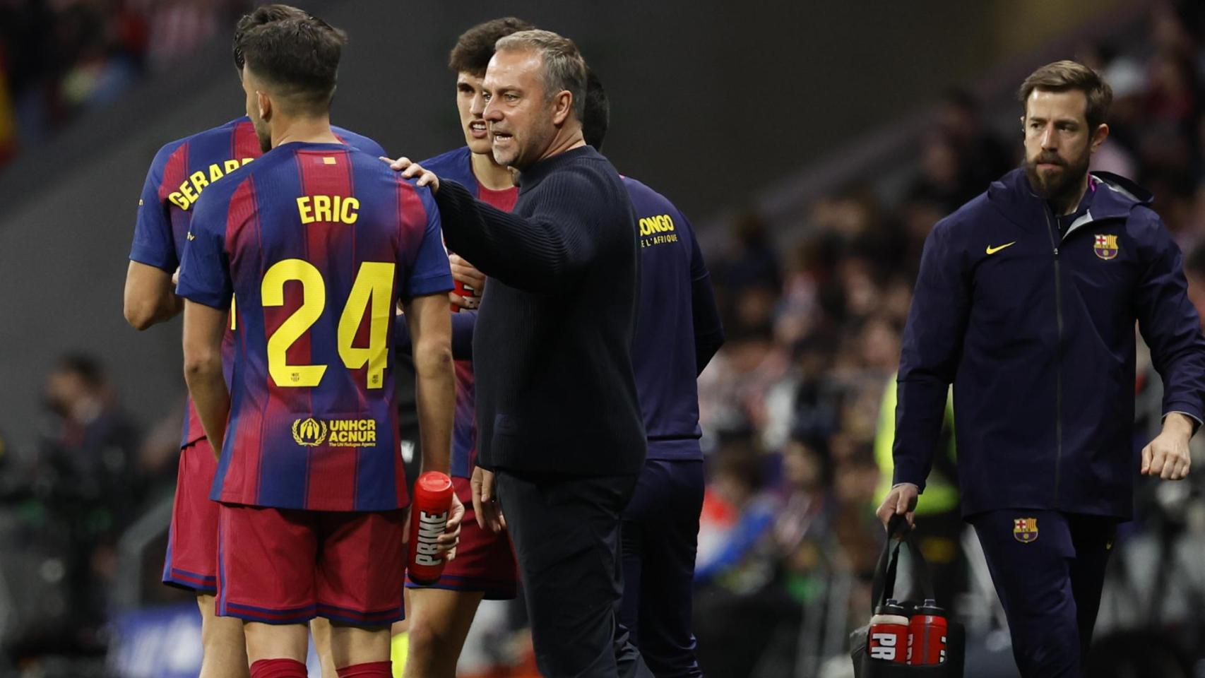 Hansi Flick da instrucciones a Éric García.jpg