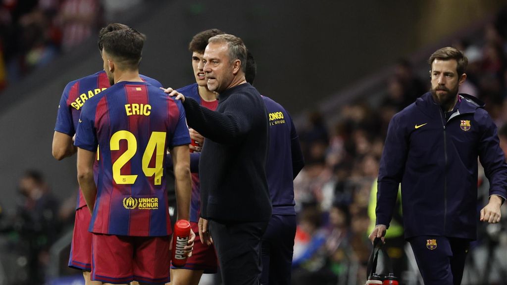 Hansi Flick da instrucciones a Éric García.jpg
