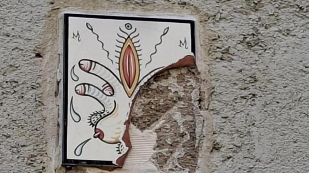 Uno de los azulejos eróticos vandalizados durante esta Semana Santa