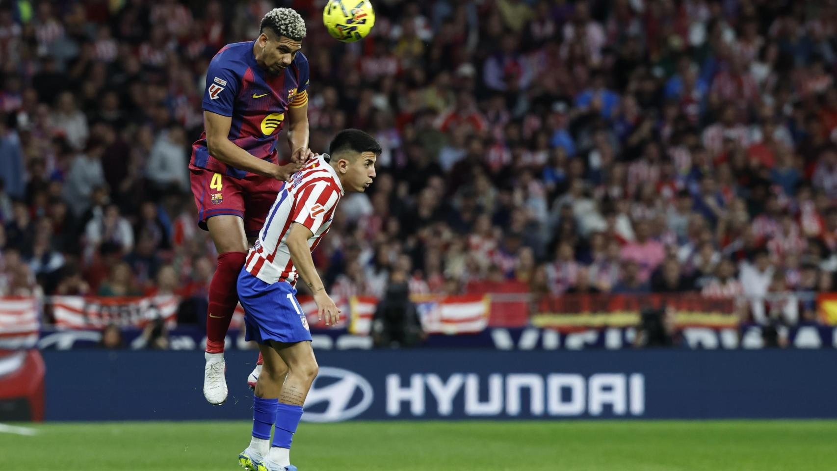 Ronald Araujo despeja el balón durante el Atlético de Madrid-Barça de Liga