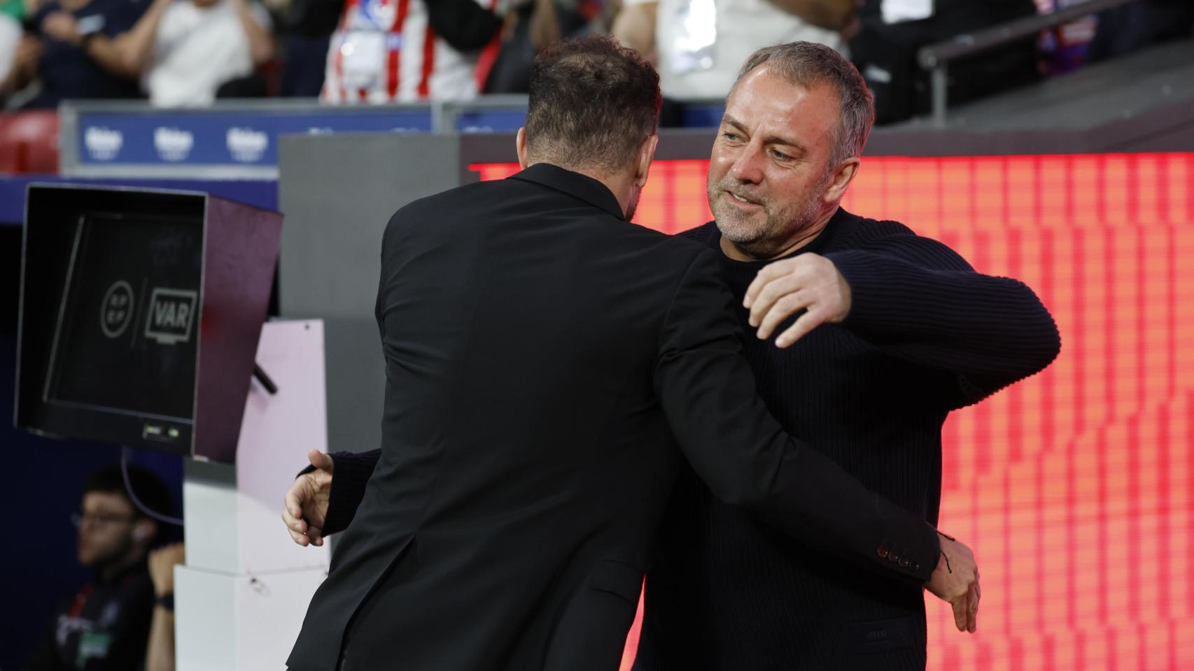 Cholo Simeone y Hansi Flick se abrazan en el Atlético de Madrid-Barça de Liga
