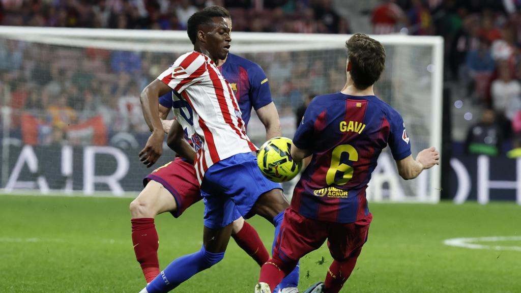 Taufik Seidu comet una falta sobre Gavi en el seu debut a Primera Divisió durant l'Atlètic de Madrid-Barça