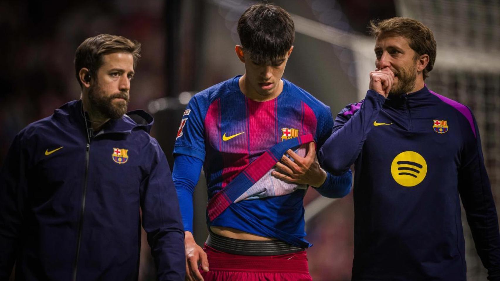 Marc Bernal se marcha dolorido en el Atlético de Madrid-Barça de Liga