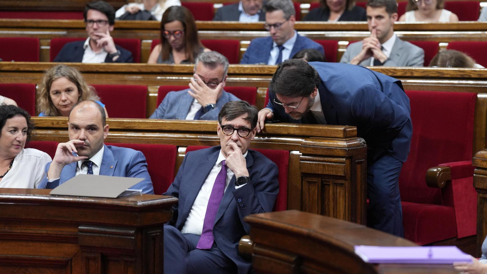 El 'president' de la Generalitat, Salvador Illa, y el presidente del grupo PSC-Units en el Parlament, Ferran Pedret, en julio de 2025