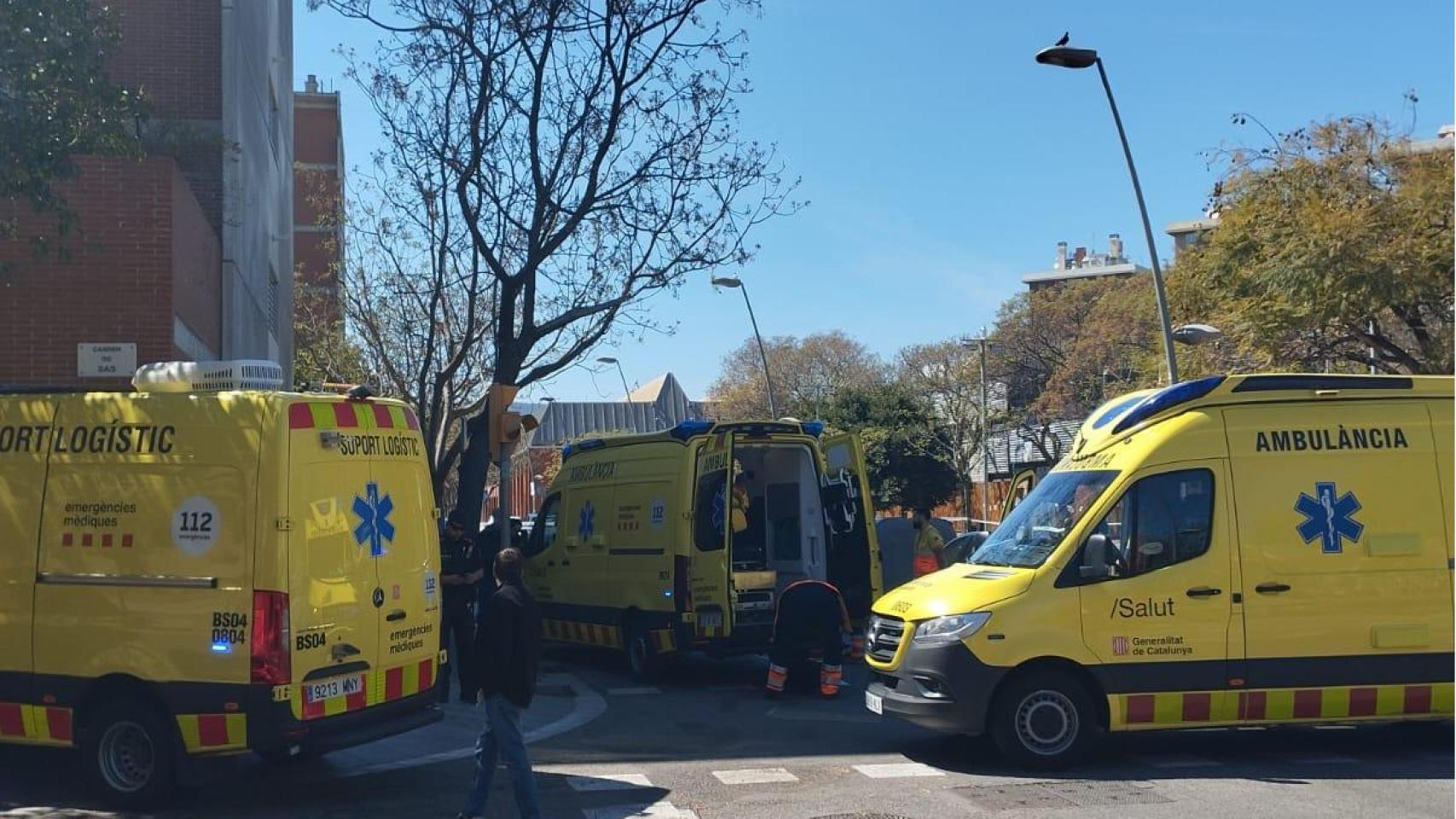 Sanitarios del SEM desplegados en el lugar de los hechos