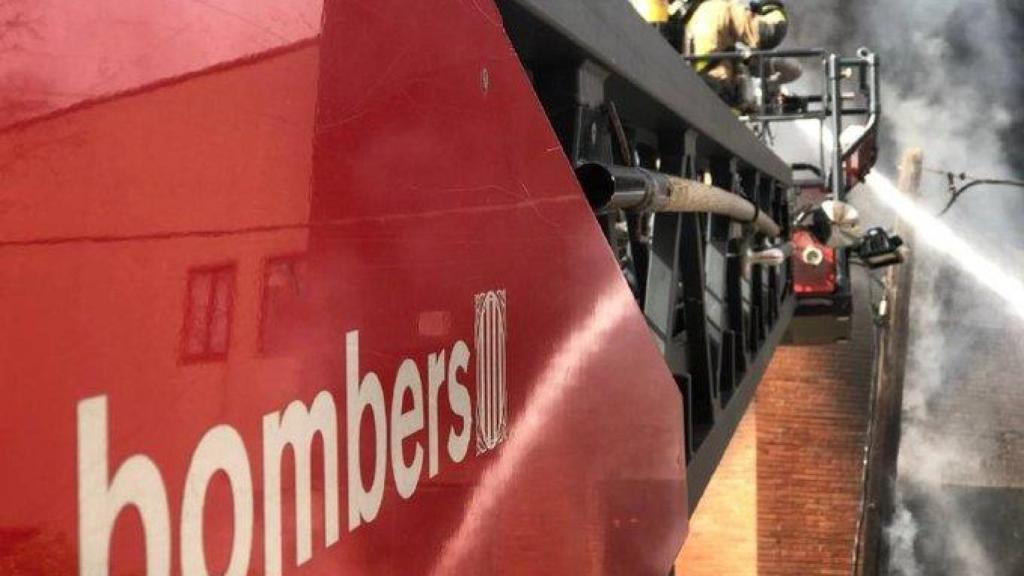 Bombers de la Generalitat realizan trabajos de extinción de un incedio