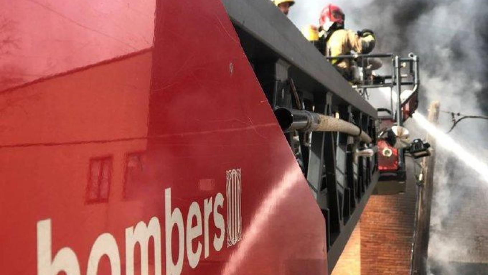 Bombers de la Generalitat realizan trabajos de extinción de un incedio