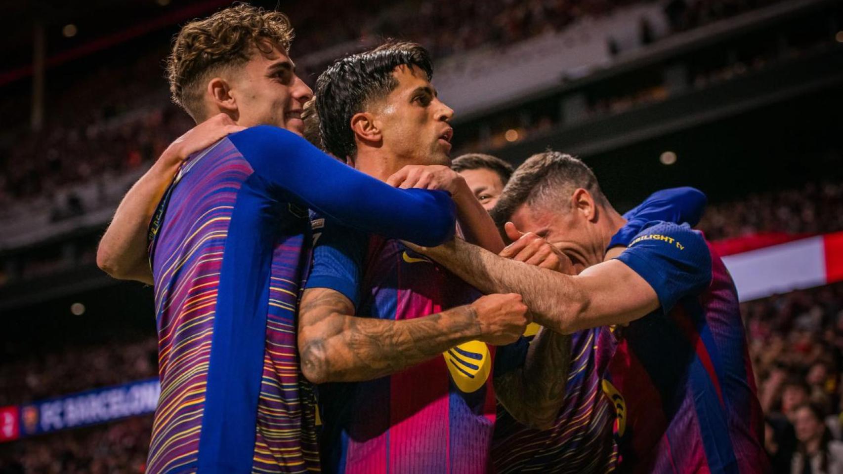 Los jugadores del Barça celebran el gol de Robert Lewandowski contra el Atlético de Madrid en Liga