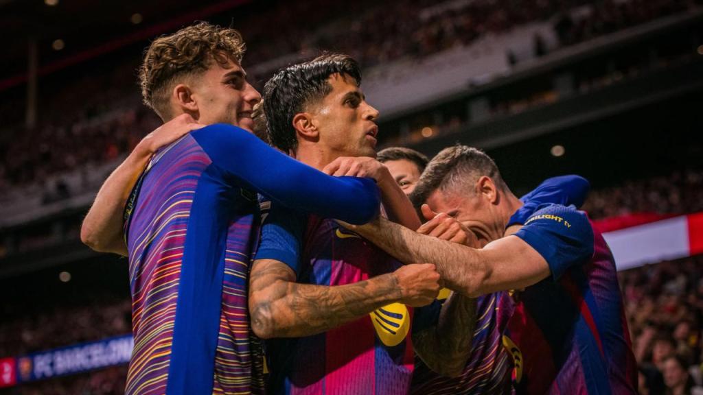 Los jugadores del Barça celebran el gol de Robert Lewandowski contra el Atlético de Madrid en Liga
