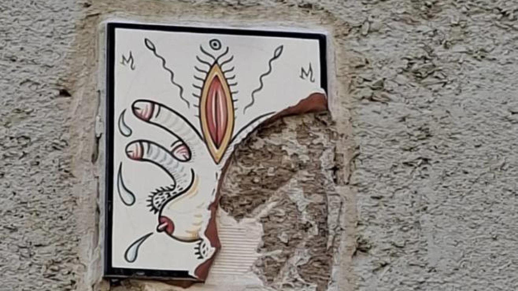 Uno de los azulejos eróticos vandalizados durante esta Semana Santa