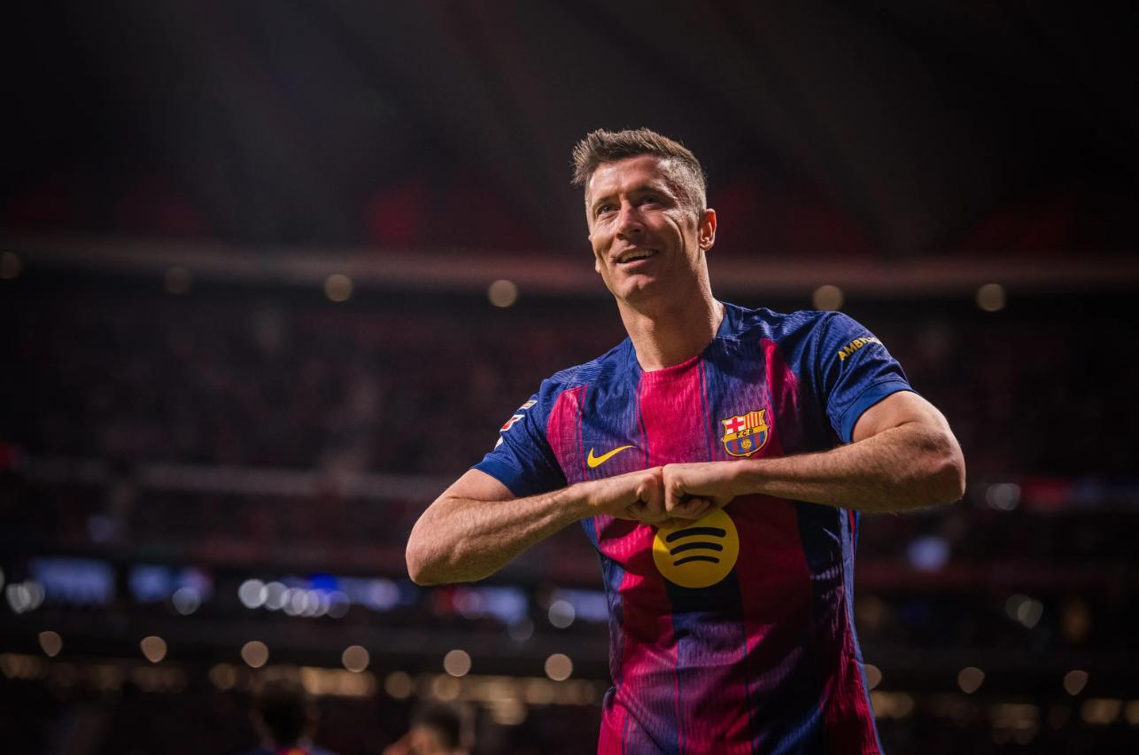 Robert Lewandowski celebra el seu gol a l'Atlètic de Madrid-Barça de Lliga