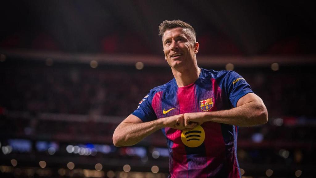 Robert Lewandowski celebra el seu gol a l'Atlètic de Madrid-Barça de Lliga