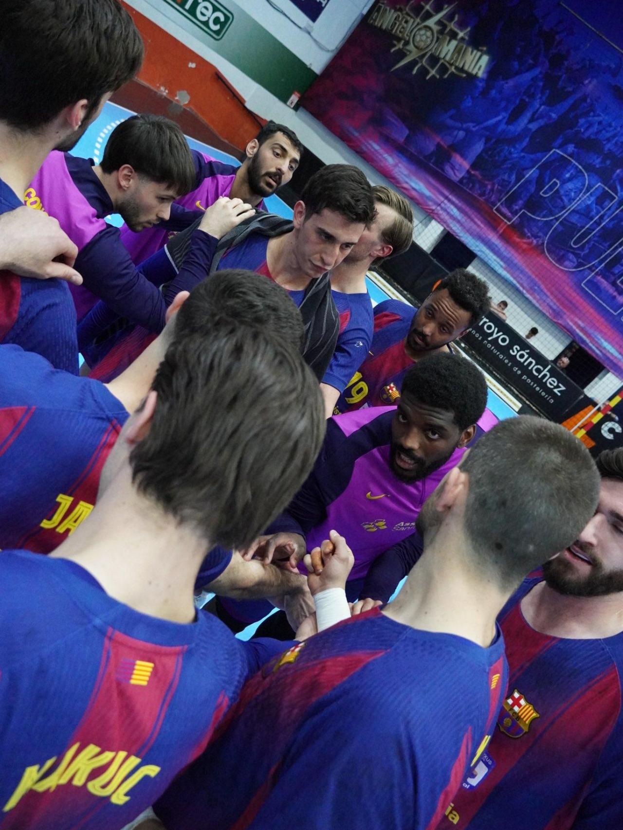 Els jugadors del Barça d'handbol celebren una victòria contra el Puente Genil a la Lliga Asobal
