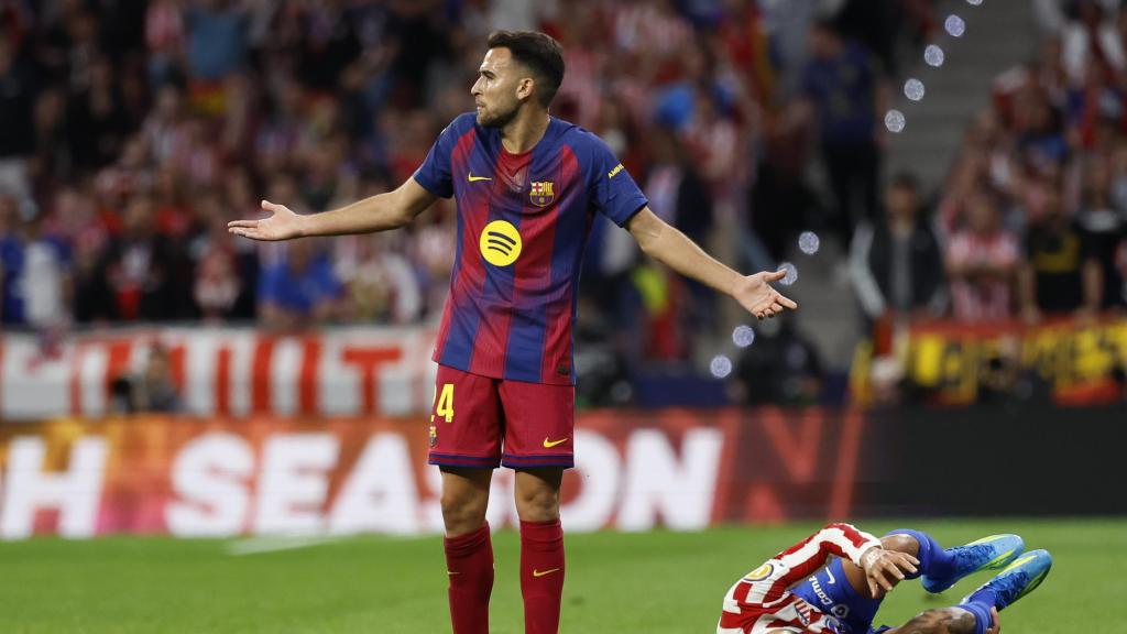 Eric García protesta després d'una falta sobre Nico González a l'Atlètic de Madrid-Barça de Lliga
