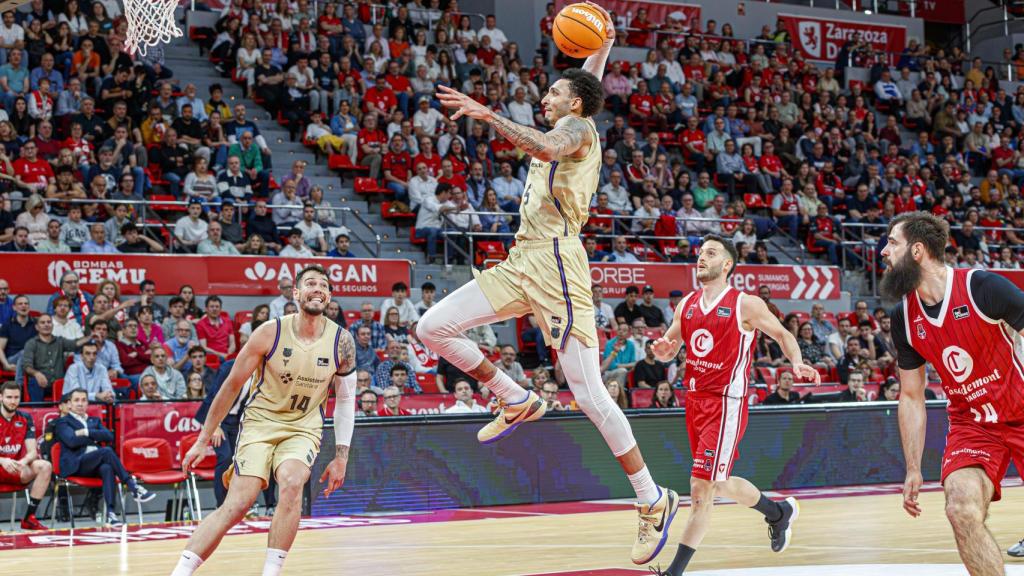Miles Norris salta per fer un mate al Casademont Zaragoza-Barça de bàsquet de Lliga ACB