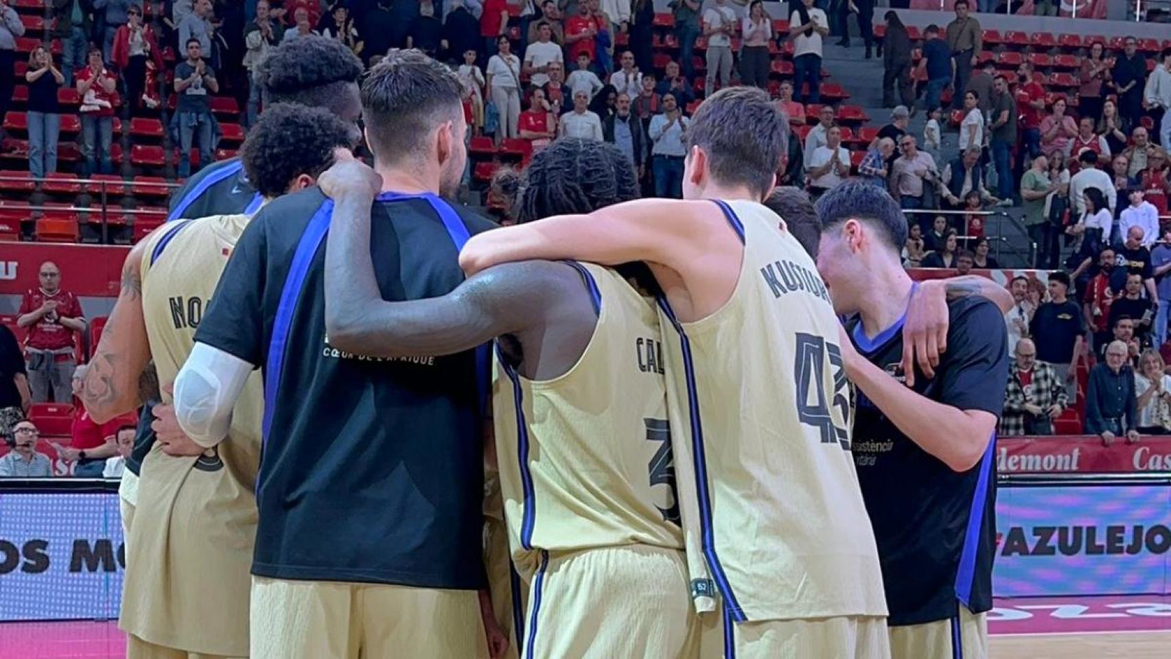 Los jugadores del Barça de basket se felicitan por la victoria sobre el Casademont Zaragoza